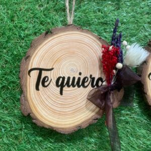 Rodaja de madera "Te quiero" con flor seca