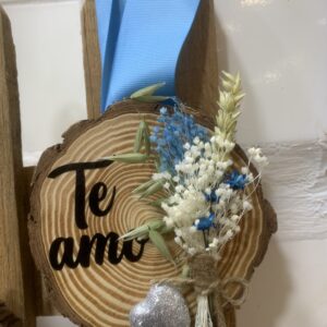 Rodaja de madera "Te amo" con flor seca