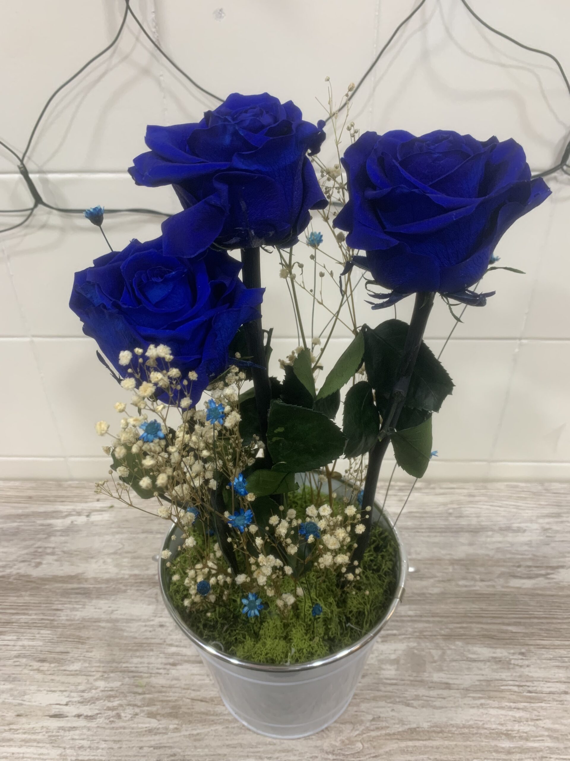 Cubo de flores eternas azules – La Floreria