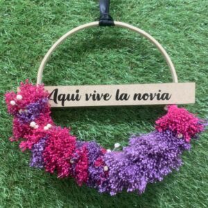 Corona morada "Aquí vive la novia" con flor seca