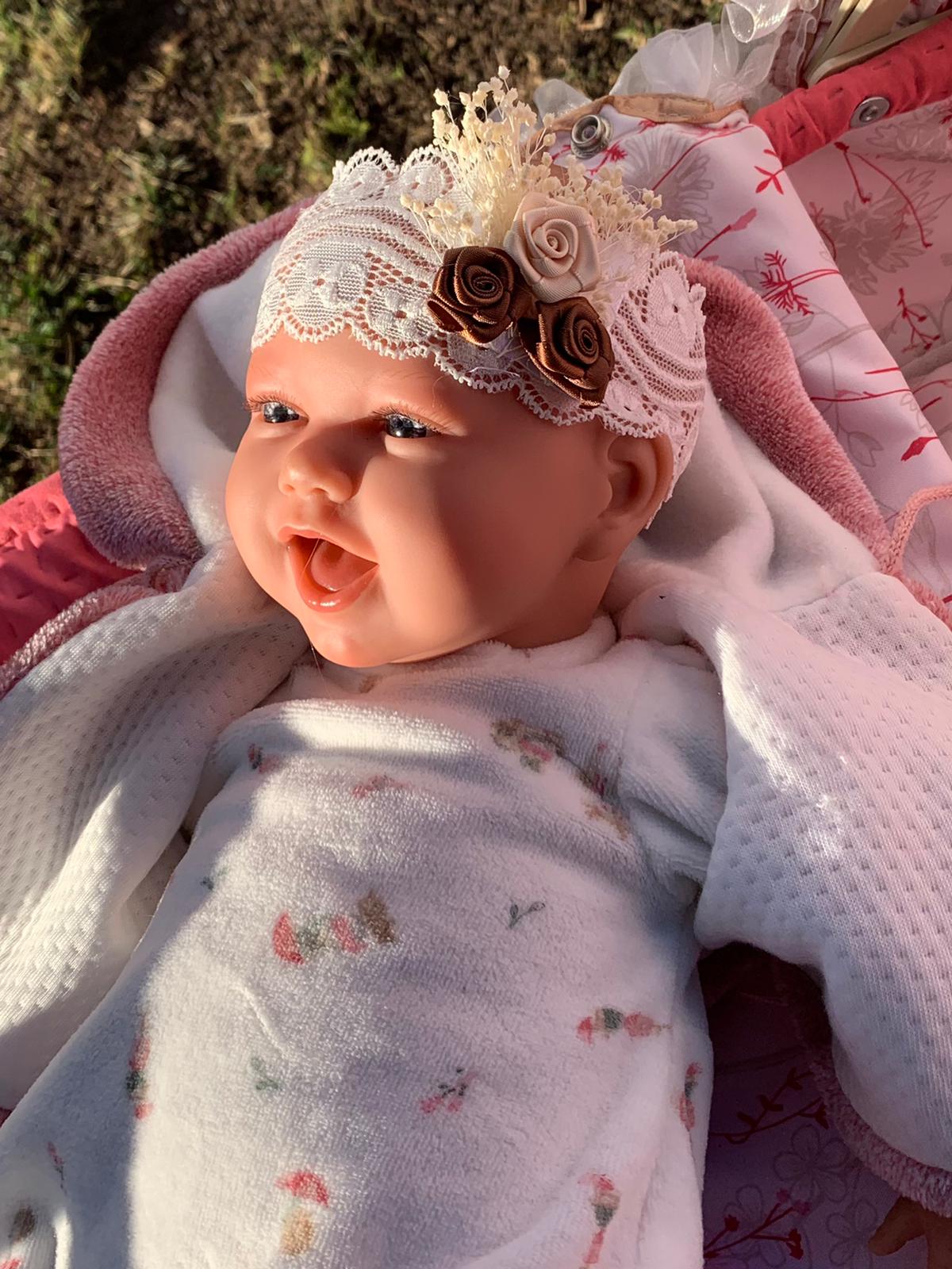 Turbante bebé con flor seca y rosas